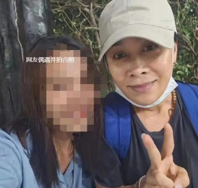 那英請(qǐng)辭音樂節(jié)后現(xiàn)身泰國度假，那英名字打分，解析